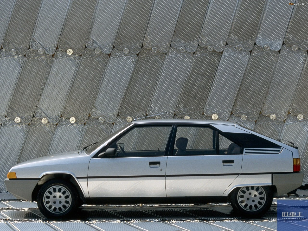 シルバーのシトロエン・BX