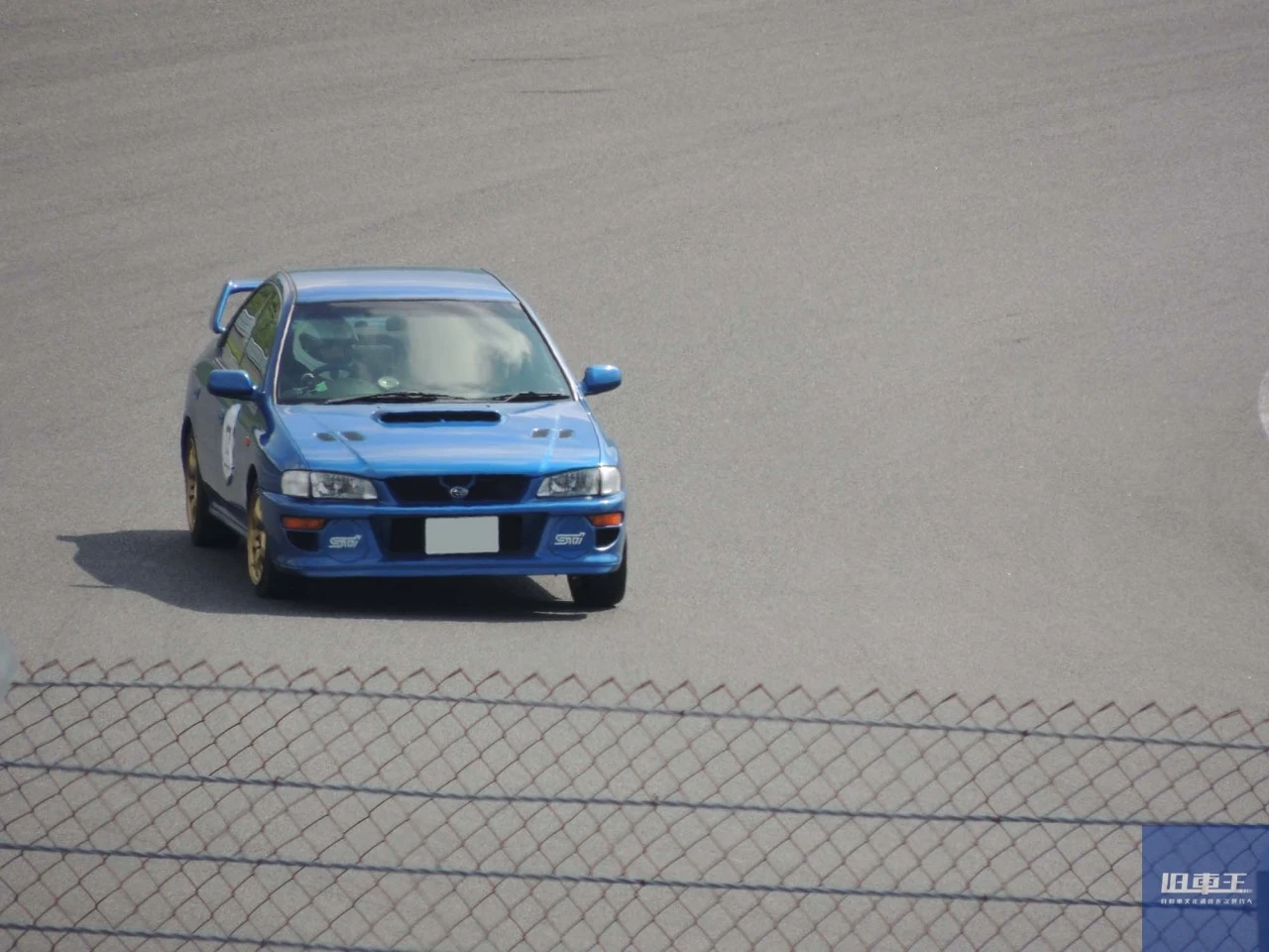 青いスバル・インプレッサ WRX