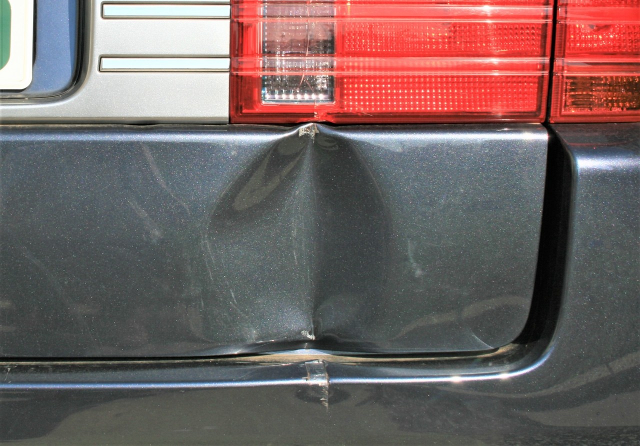 車のへこみ修理はどこに依頼すればいい？自分で修理する方法も解説