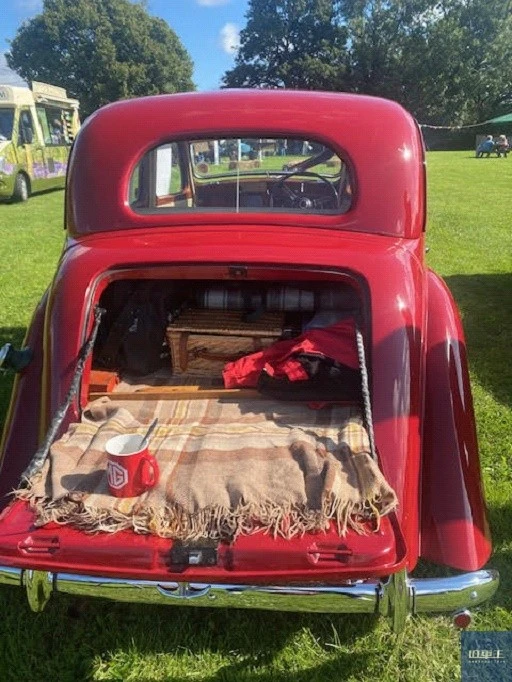 ピクニックしている様子