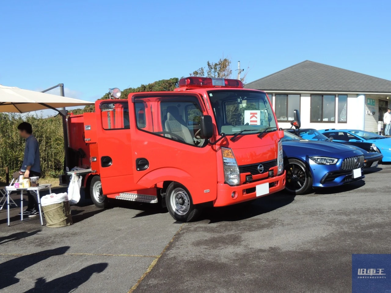 ドアを開けて停車している消防車