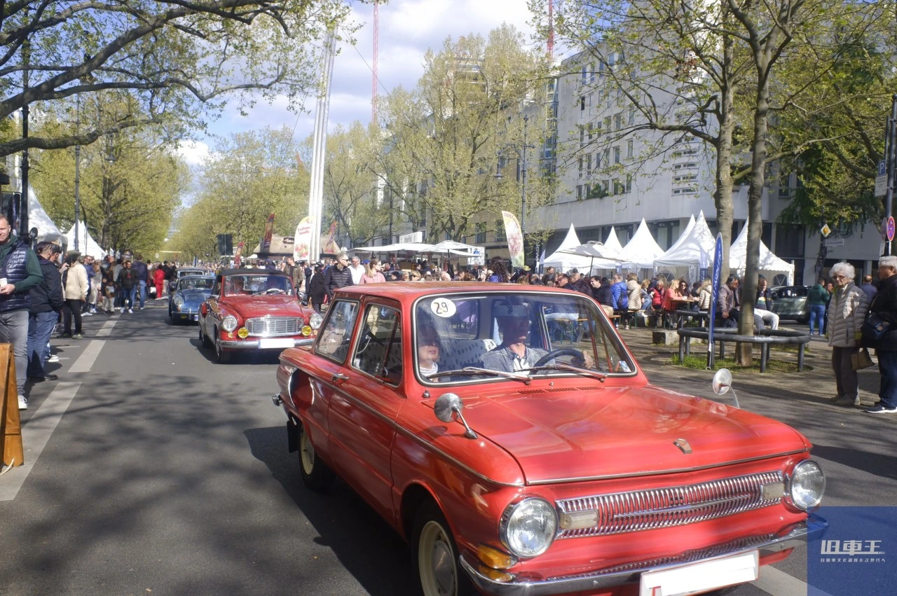 オーナーが運転するクラシックカーの列