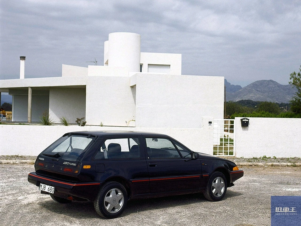 黒いボルボ・480の後ろ姿