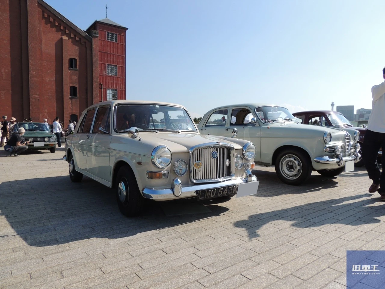 ライレーなどのクラシックカーが並んでいる