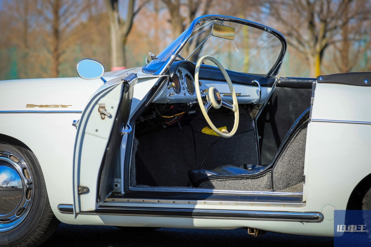 ドアを開けて停車するポルシェ356