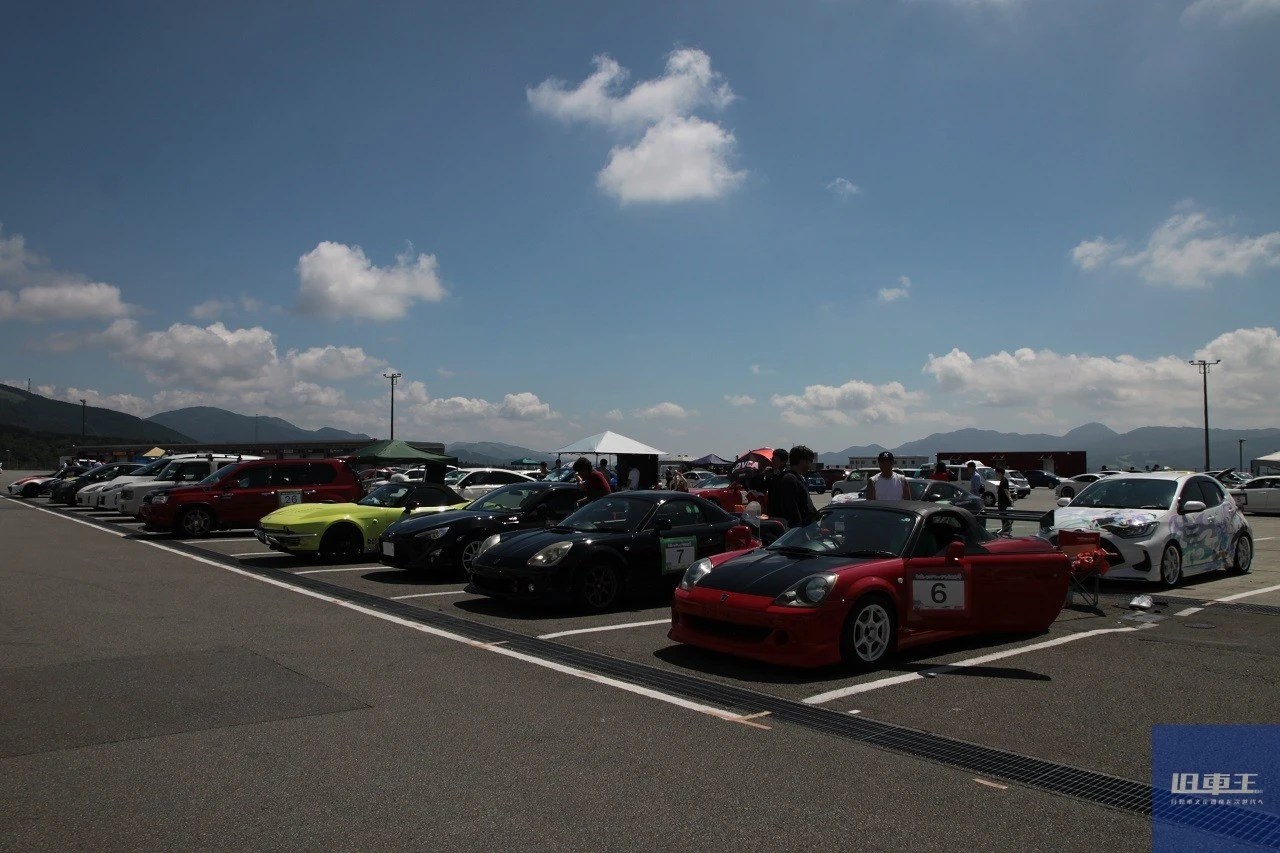 走行会で集まった車が駐車場に停車している