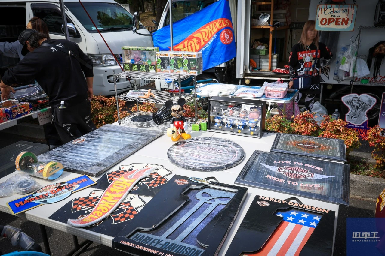 机に並ぶガレージグッズ