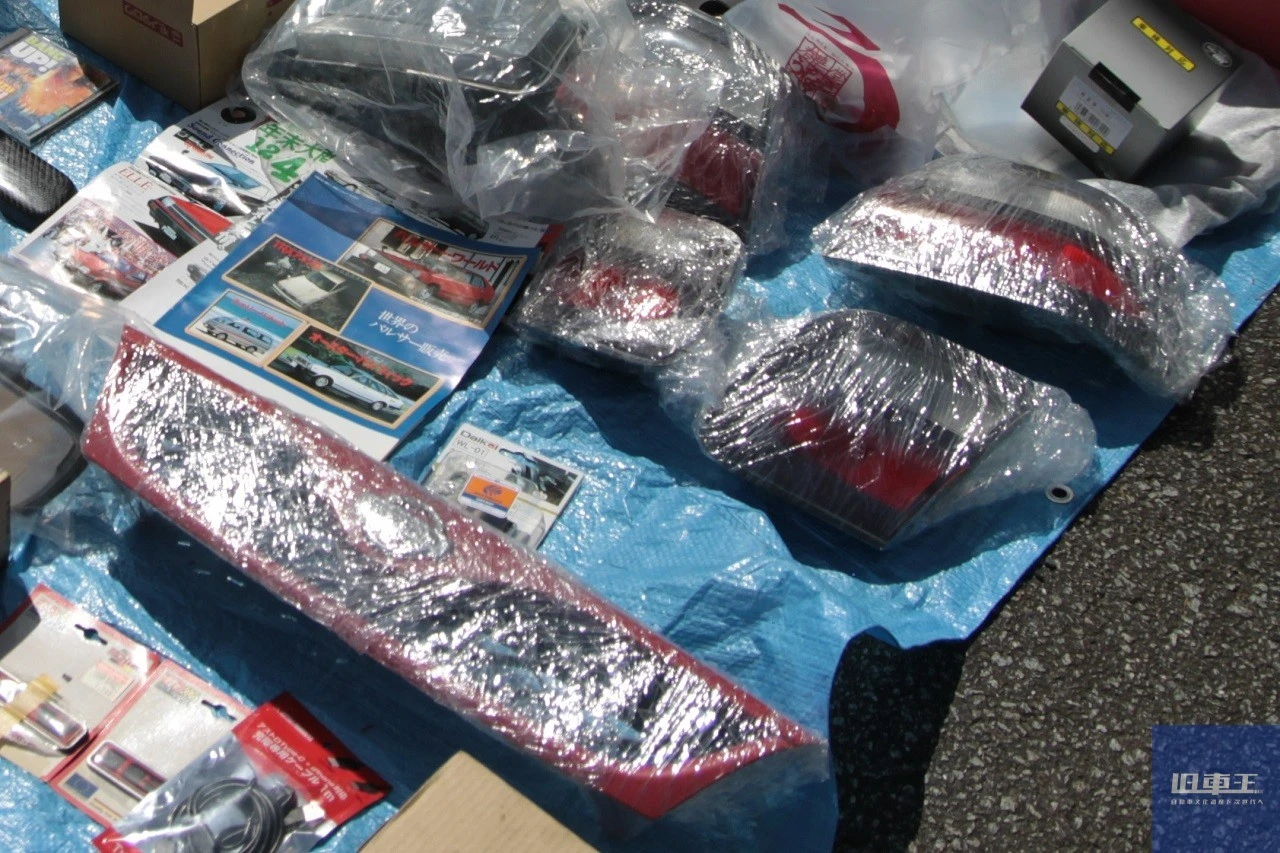 海外仕様のテールレンズとフロントグリル