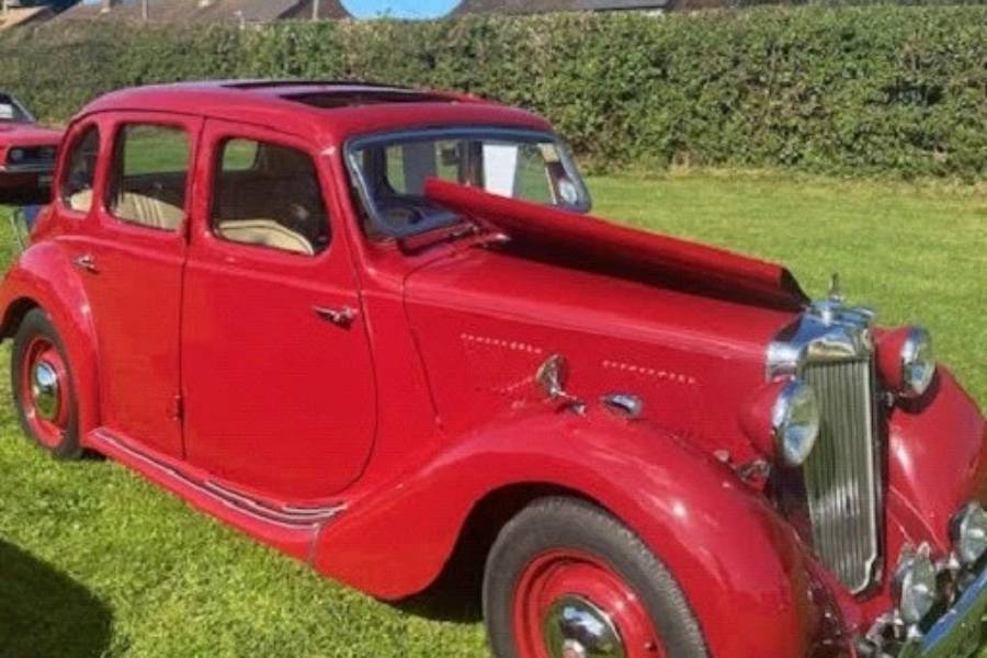 御年70歳でもまだまだ現役。小さなクラシックカーショーで見つけた1953年製の赤いMG