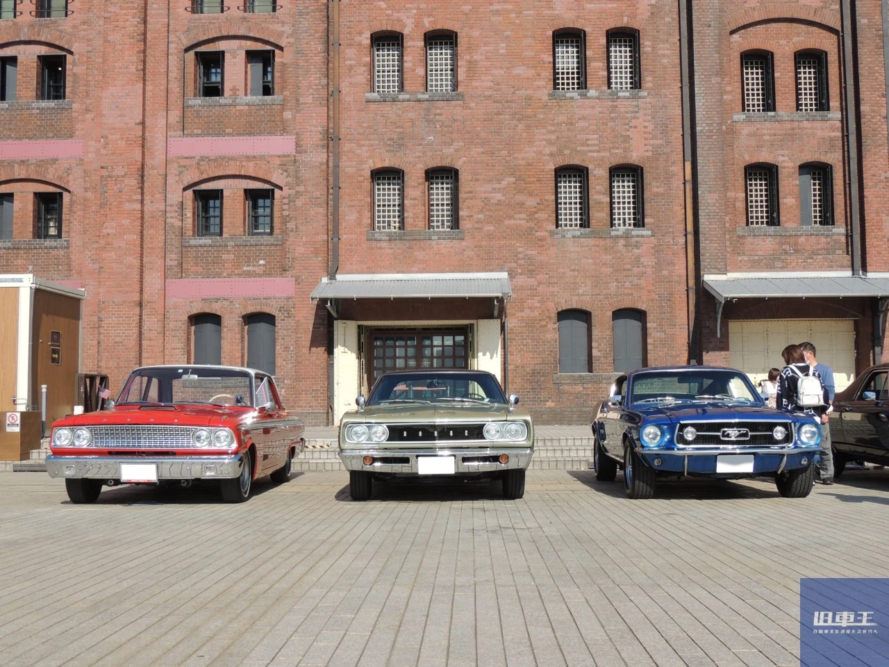 赤レンガ倉庫の前に停まっているクラシックカー3台