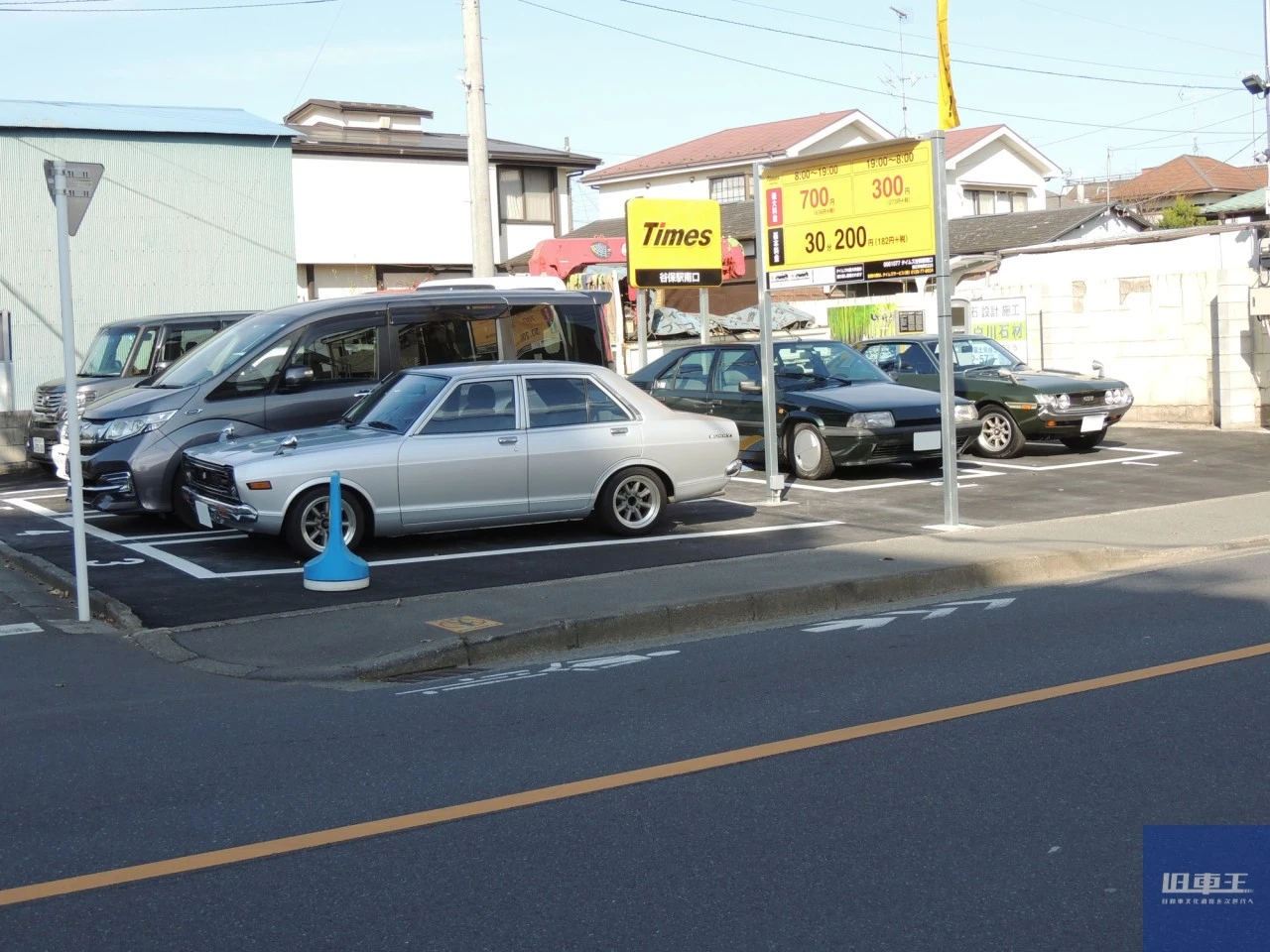 コインパーキングに停車する旧車