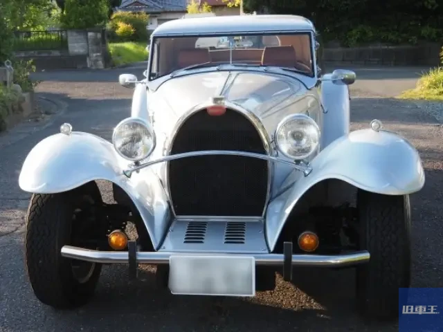 白いクラシックカーのレプリカ