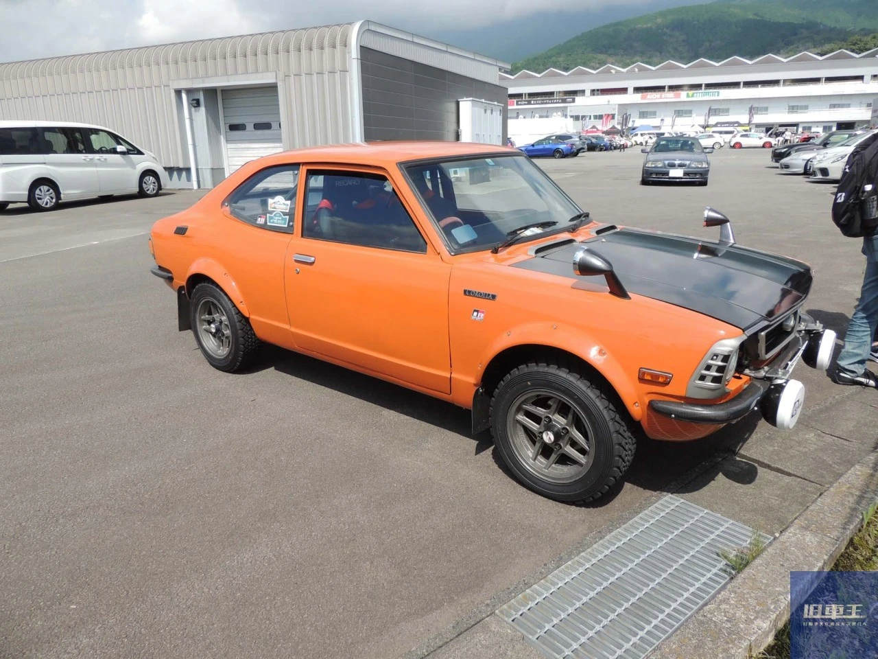 オレンジ色のTE27レビン