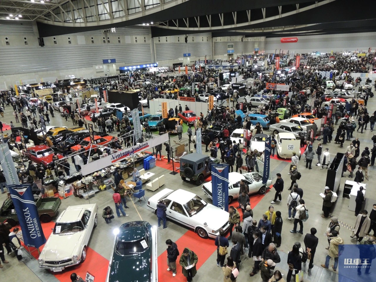 たくさんの人と車でごった返す会場