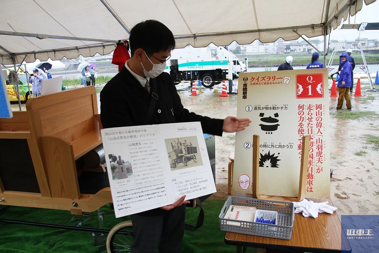 担当の新田さんがレプリカについて説明している