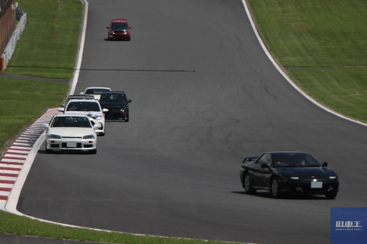 サーキット走行中の車