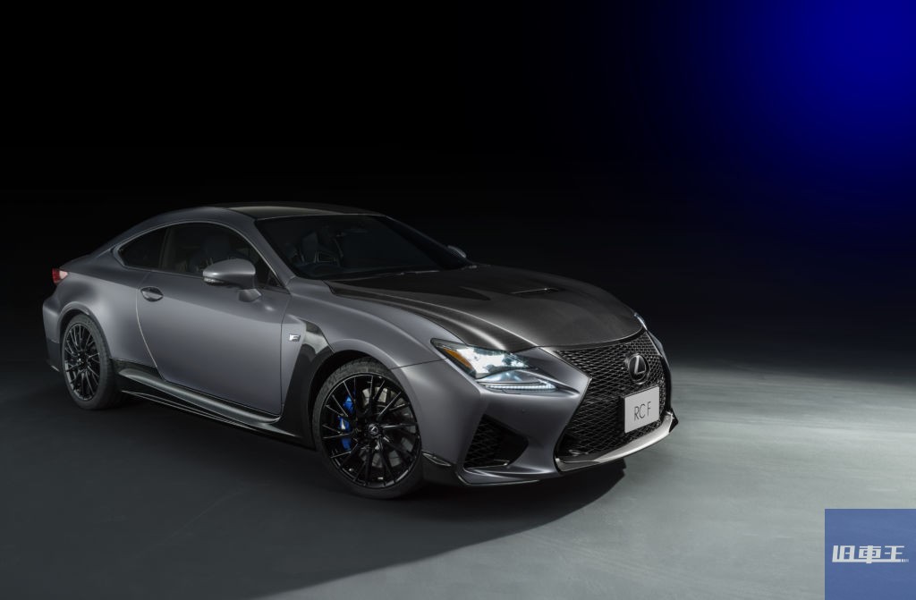 RC F が停車している