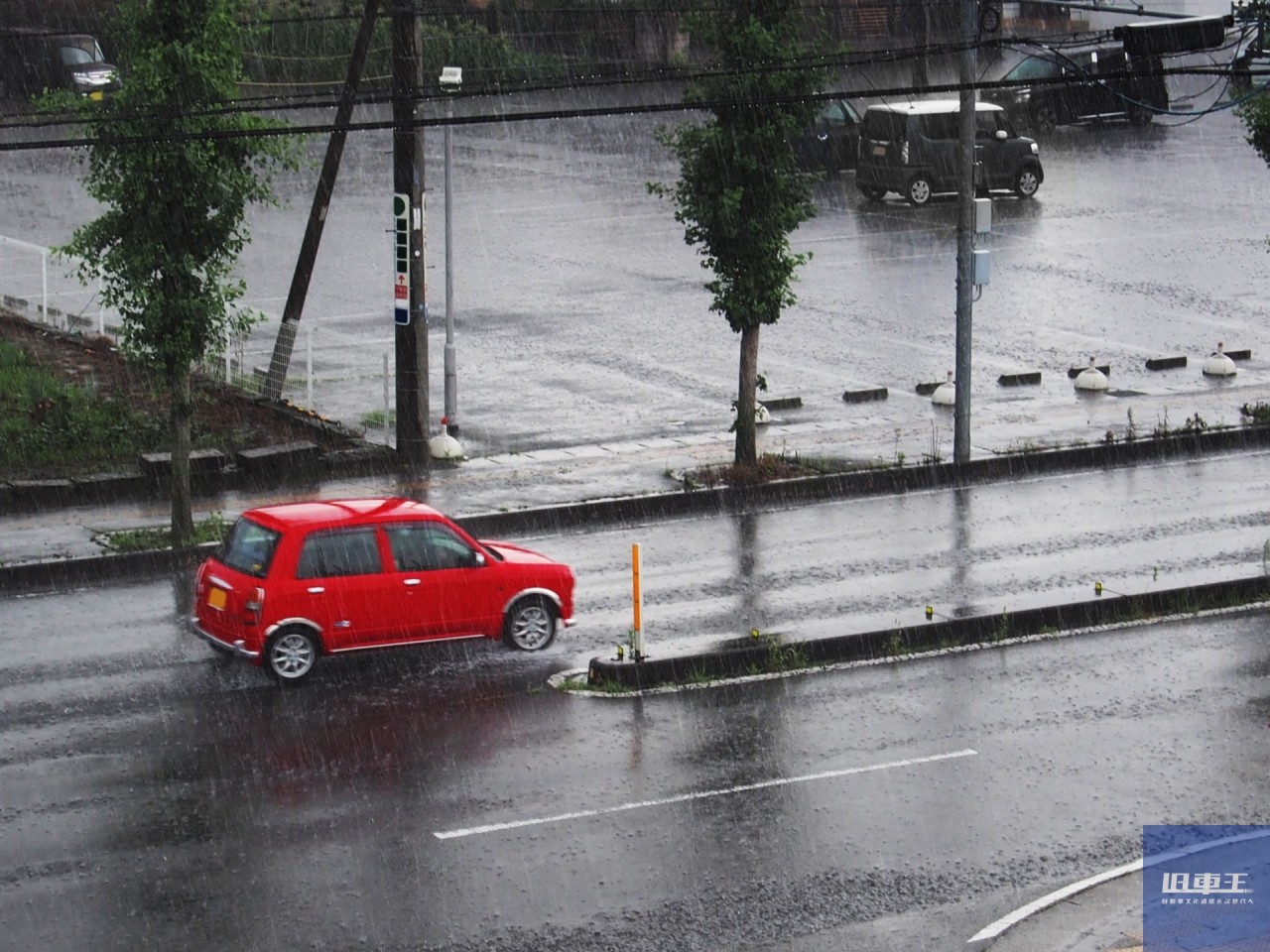 夏に起こりやすい車のトラブルは？支払われる保険金なども解説