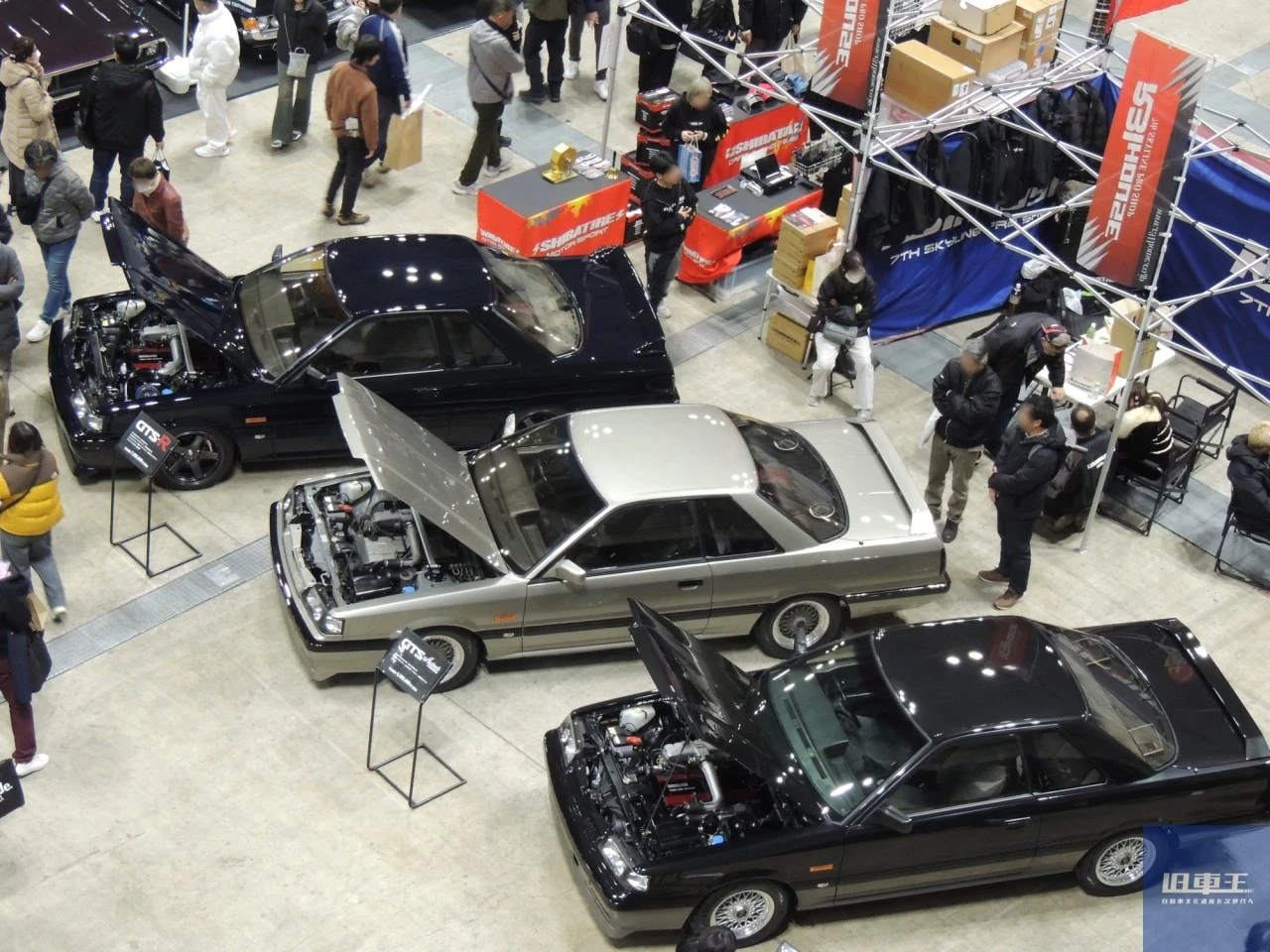 ボンネットを開けて停車しているスカイライン