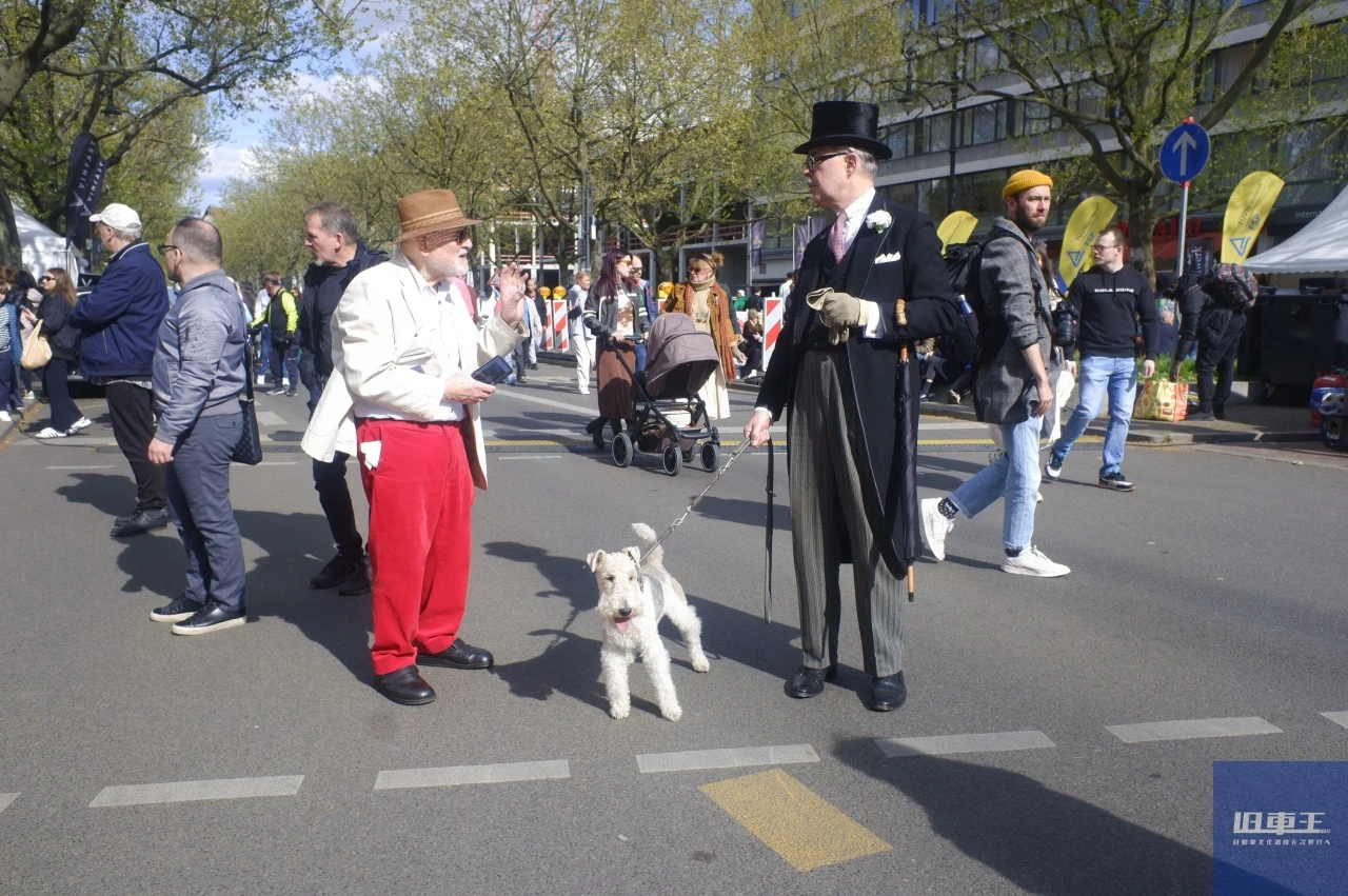 中世ヨーロッパの貴族のファッションに扮した来場者