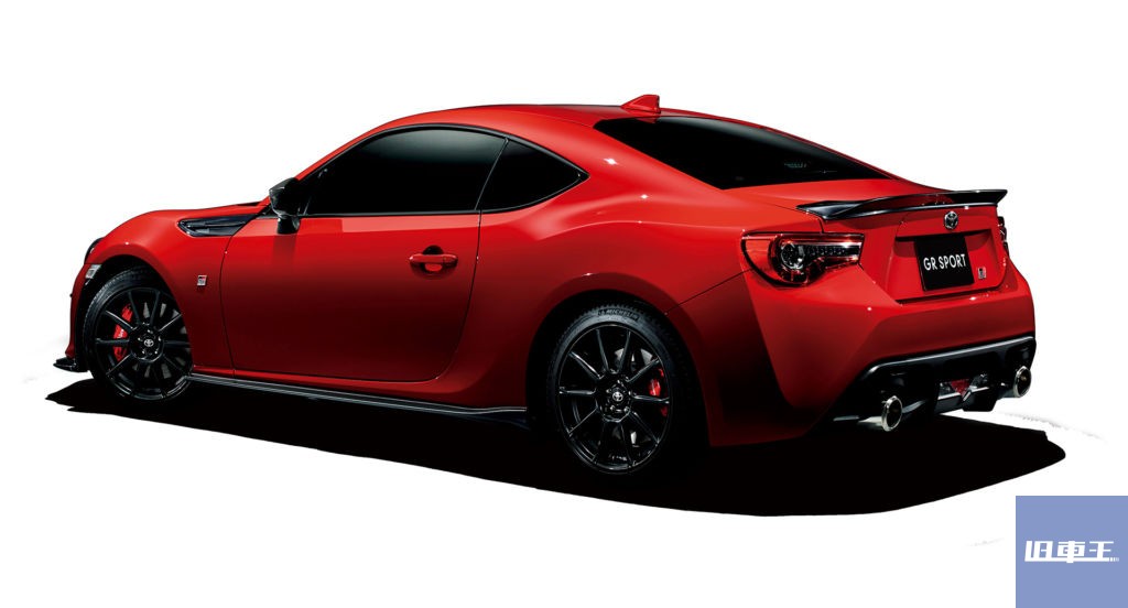 赤いトヨタ86の後ろ姿