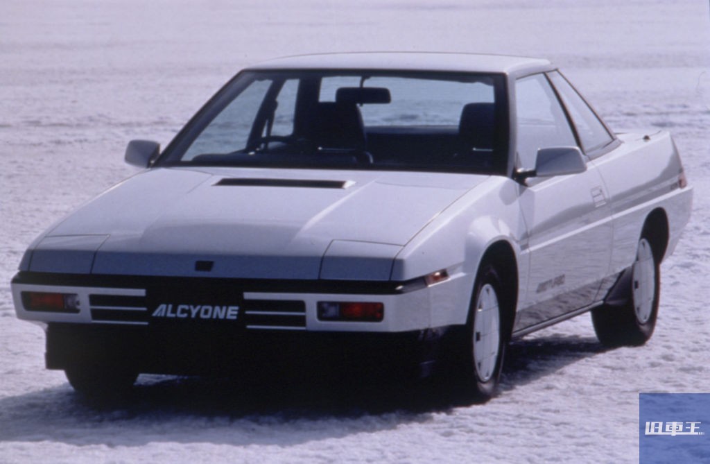 雪の中に停車しているアルシオーネ