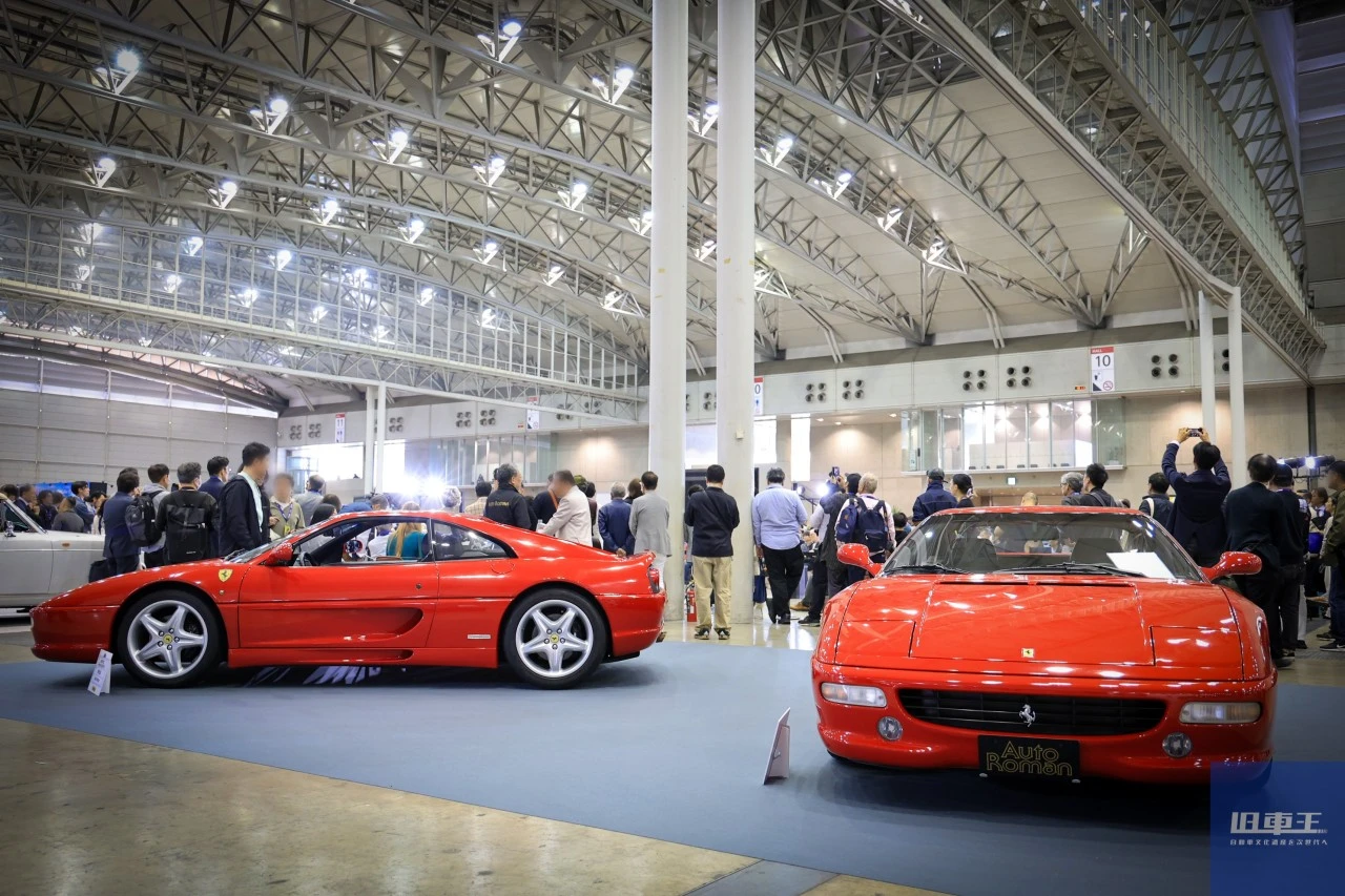 並んで展示された2台の真っ赤なフェラーリ