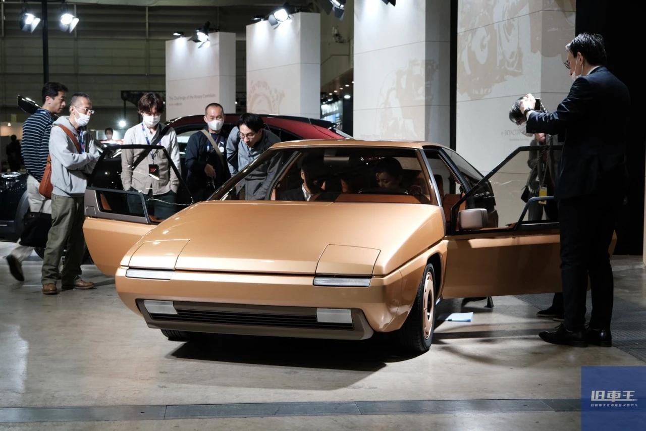 多くの人に囲まれているMX-81