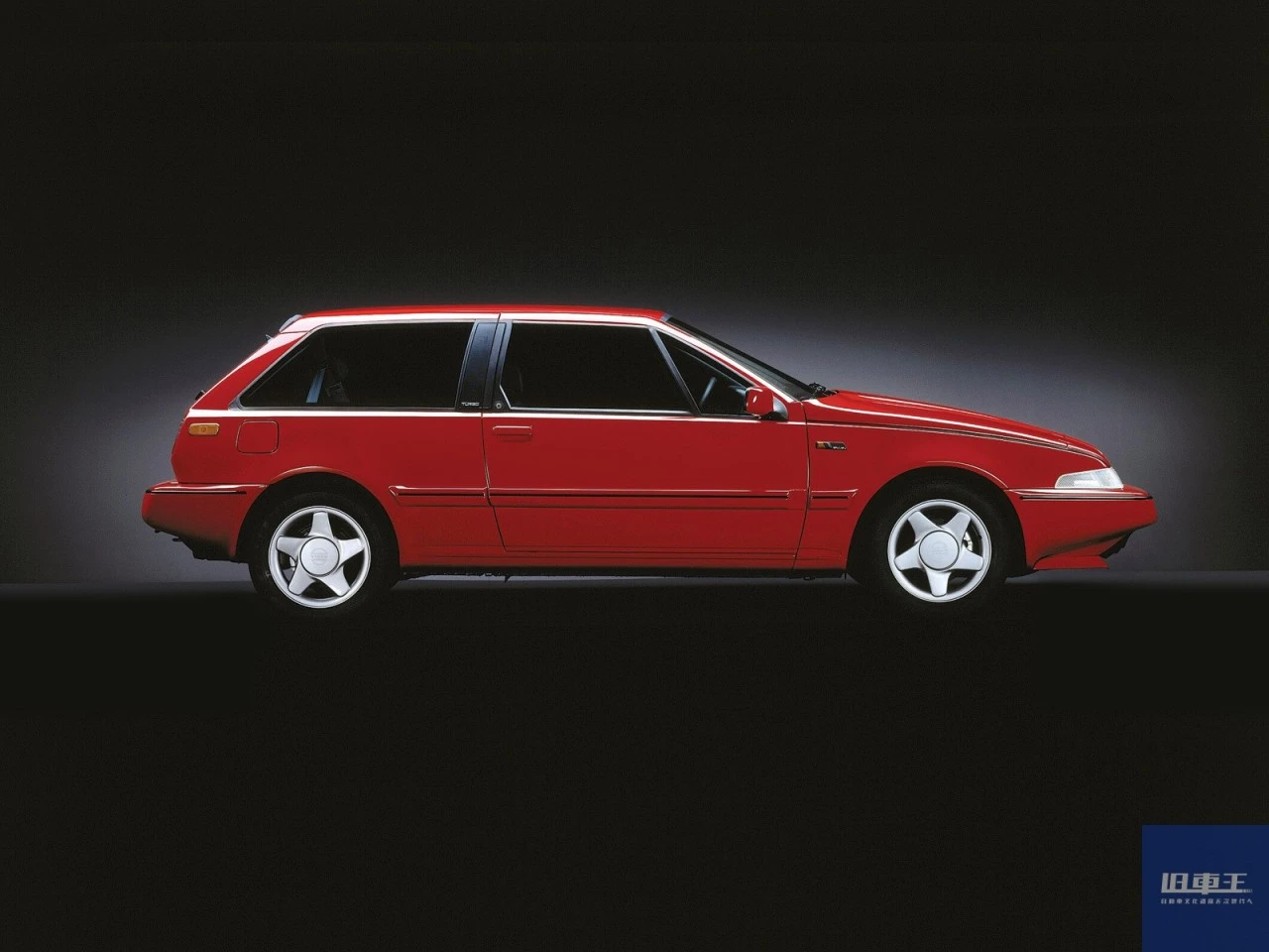 赤いボルボ・480の横から見た姿