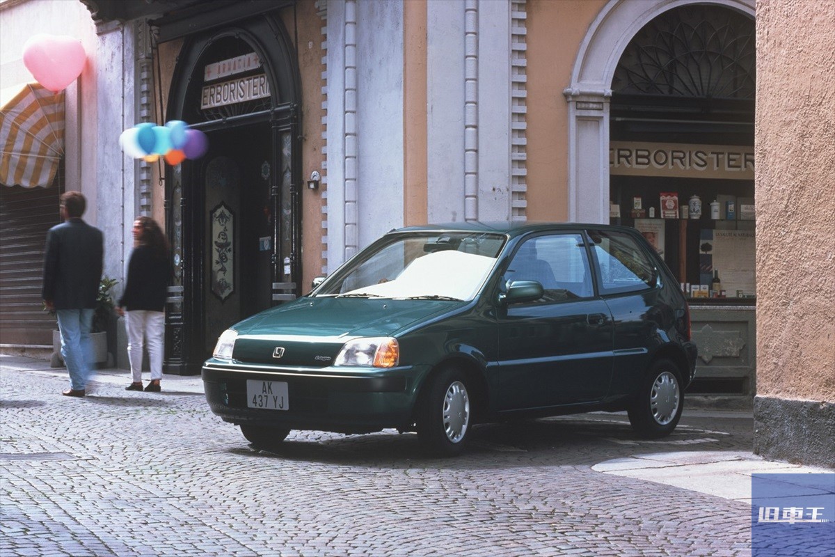 海外の街中に停車するHONDA Logo