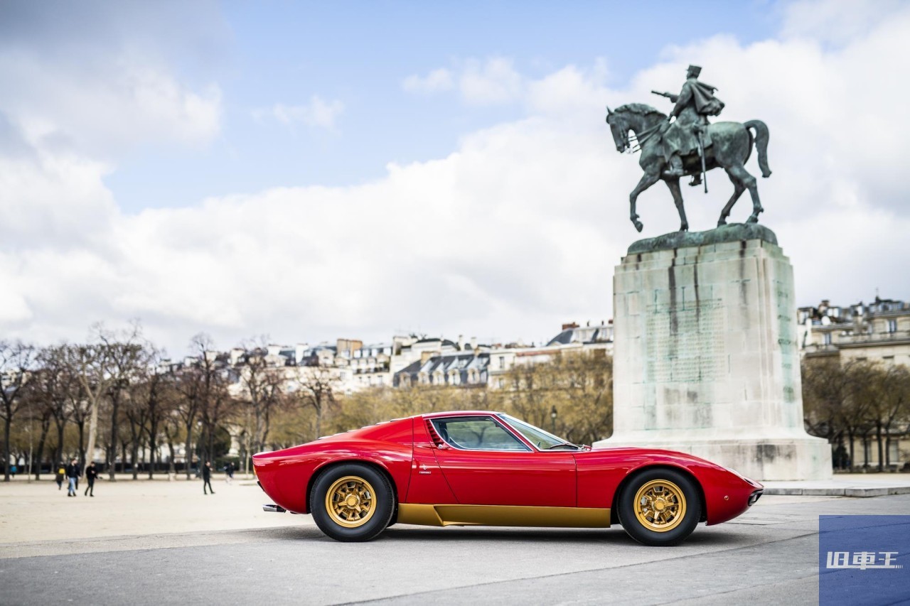街中に停車する赤いクラシックカー