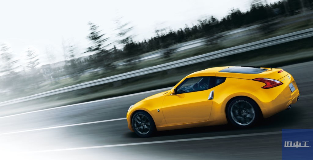 黄色のフェアレディZが走っている