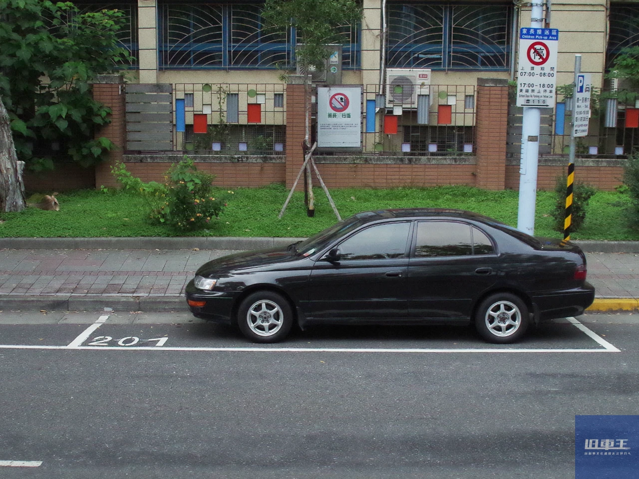 路上に停車している黒いセダン