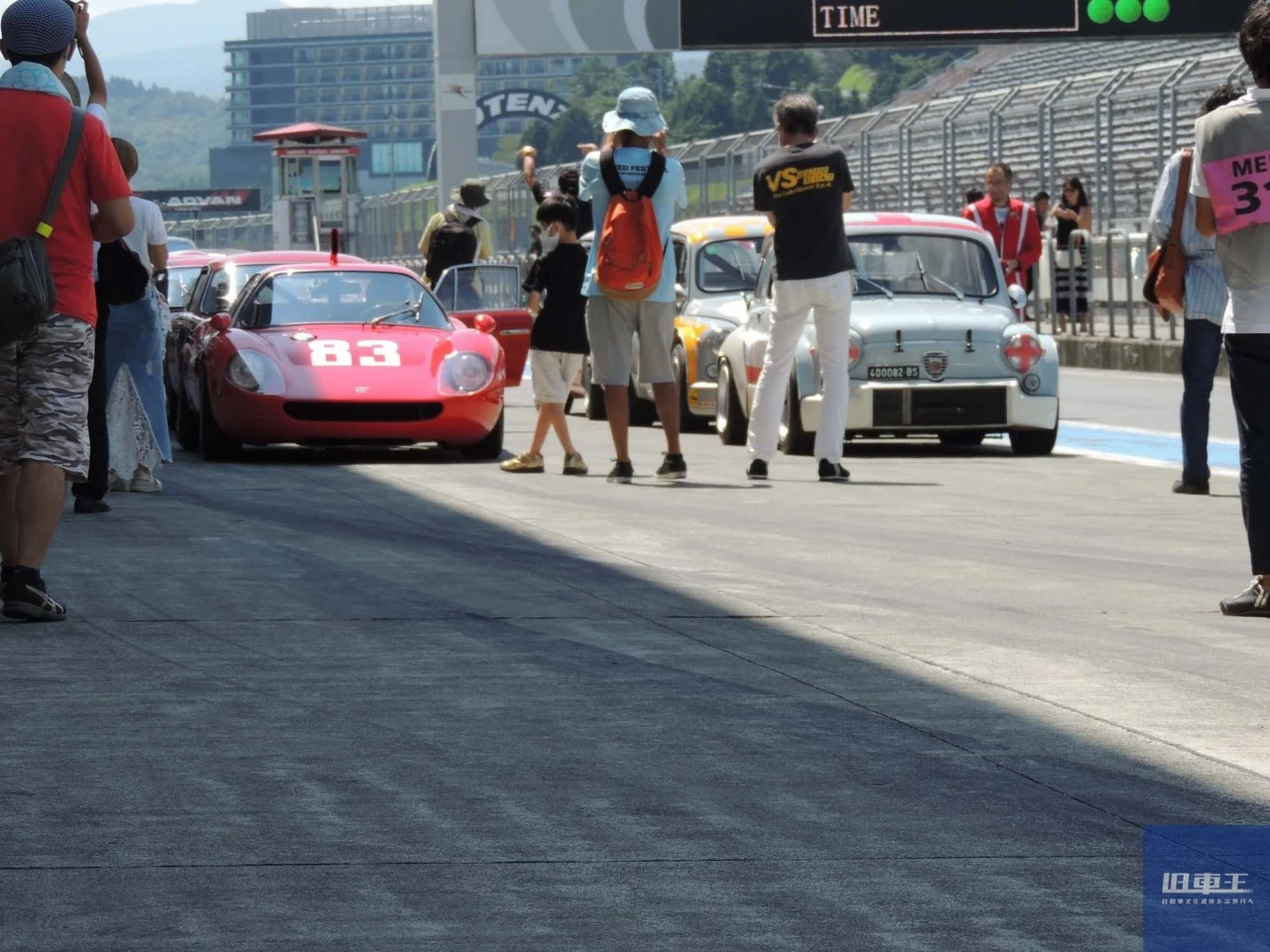サーキットに並んだ車