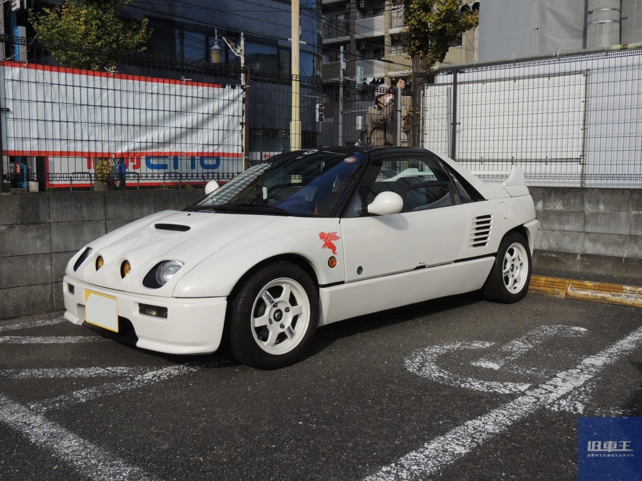 駐車場に停車する白いオートザムAZ-1