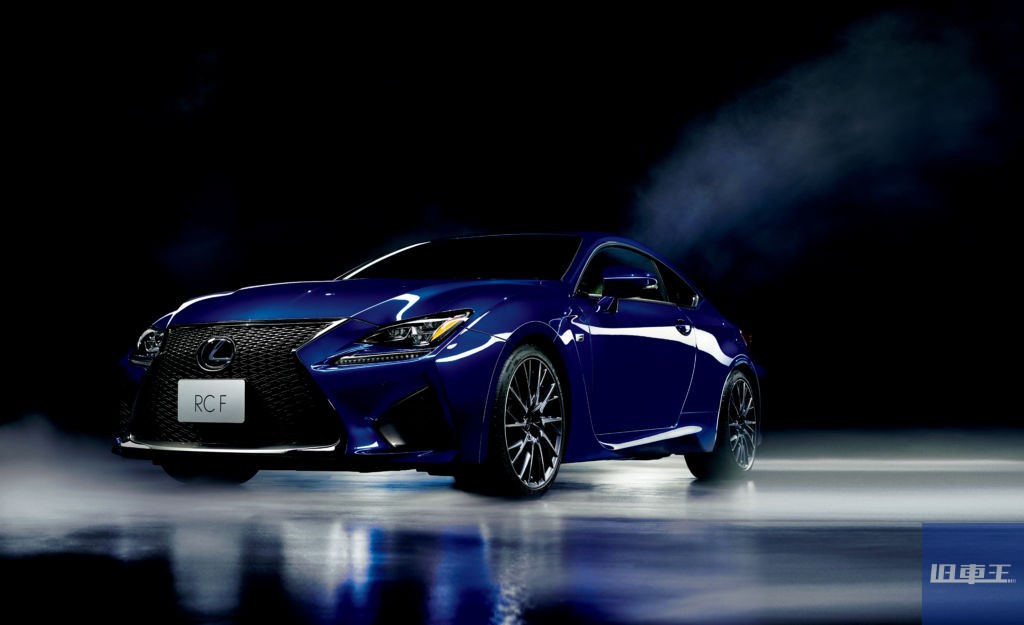 薄暗いところに停車している青いLexus RC F