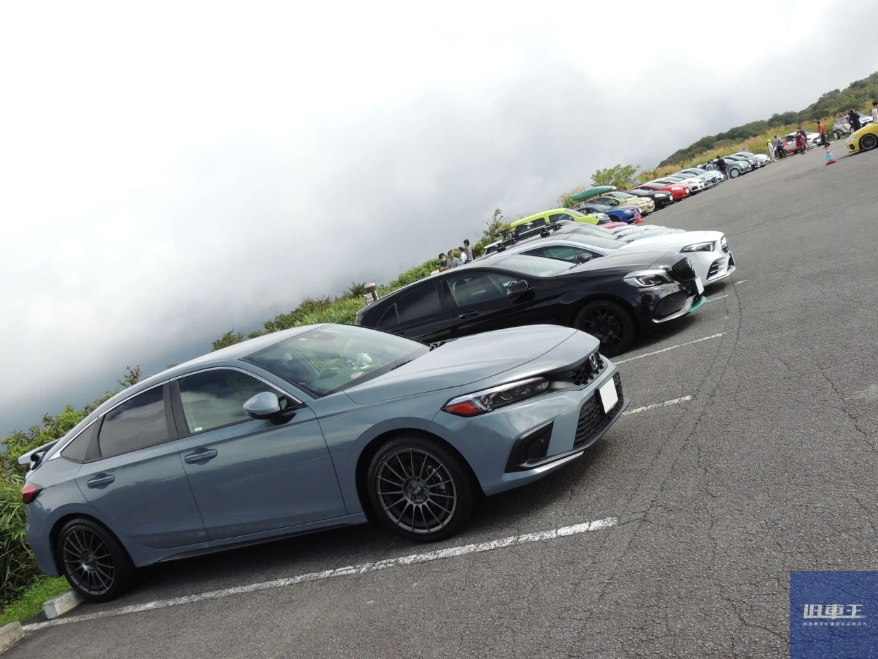 駐車場に停車しているたくさんの車