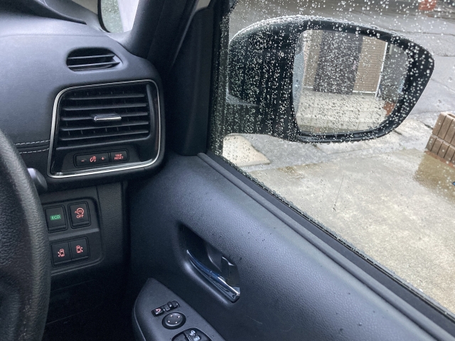 クルマのドアからの雨漏り放置は事故につながる？原因と対処法を解説